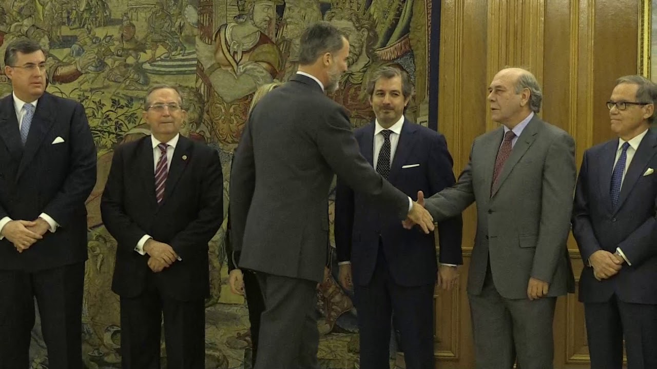 S.M. el Rey, con la Junta de Gobierno de la Fundaci&oacute;n Independiente