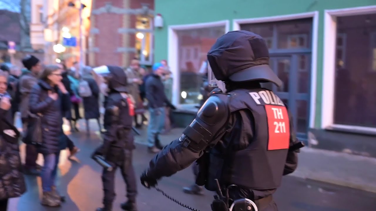 Jagd auf Polizisten bei Corona-Demonstration - Beamte setzen Schlagstöcke und Pfefferspray ein!