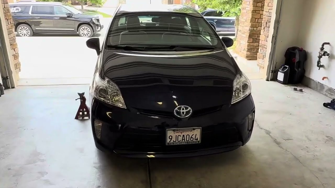 Complete oil change on a 2012 Toyota Prius with AMSOIL & Liquimoly Ceratec