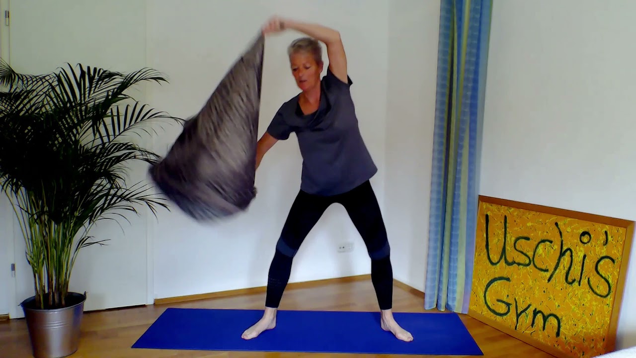 Uschi ´s Gym  nastik mit dem Tuch im stehen