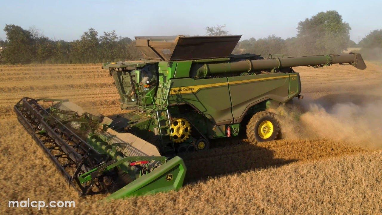 4Kᵁᴴᴰ Harvest 2023: John Deere X9 1100 combine cutting wheat in Gestingthorpe at sunset.