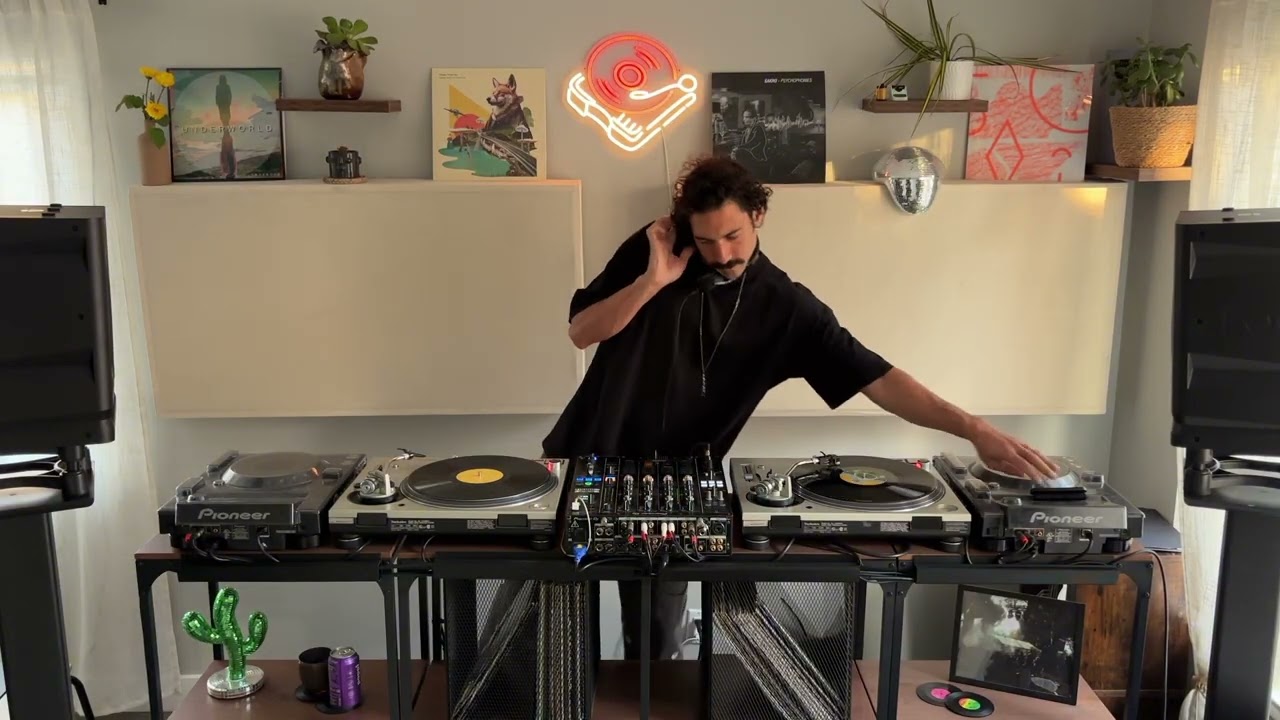 Deep & Hypnotic Minimal Vinyl Grooves for pacing the night — not the peak, but the control.