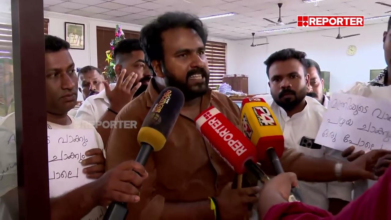 'സിസ്റ്റത്തെ തല്ലി നന്നാക്കണമെങ്കിൽ ജയിലില്‍ പോകാനും മടിക്കില്ല'; ചൂരലുമായെത്തി യൂത്ത് കോൺ​ഗ്രസ്