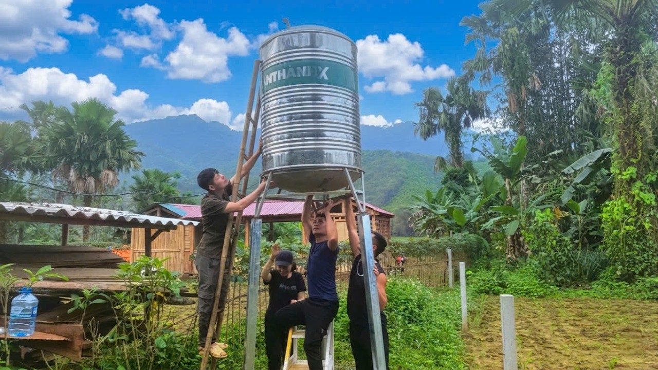 The stunning elevated water reservoir was installed with the help of KONG on a warm spring morning.