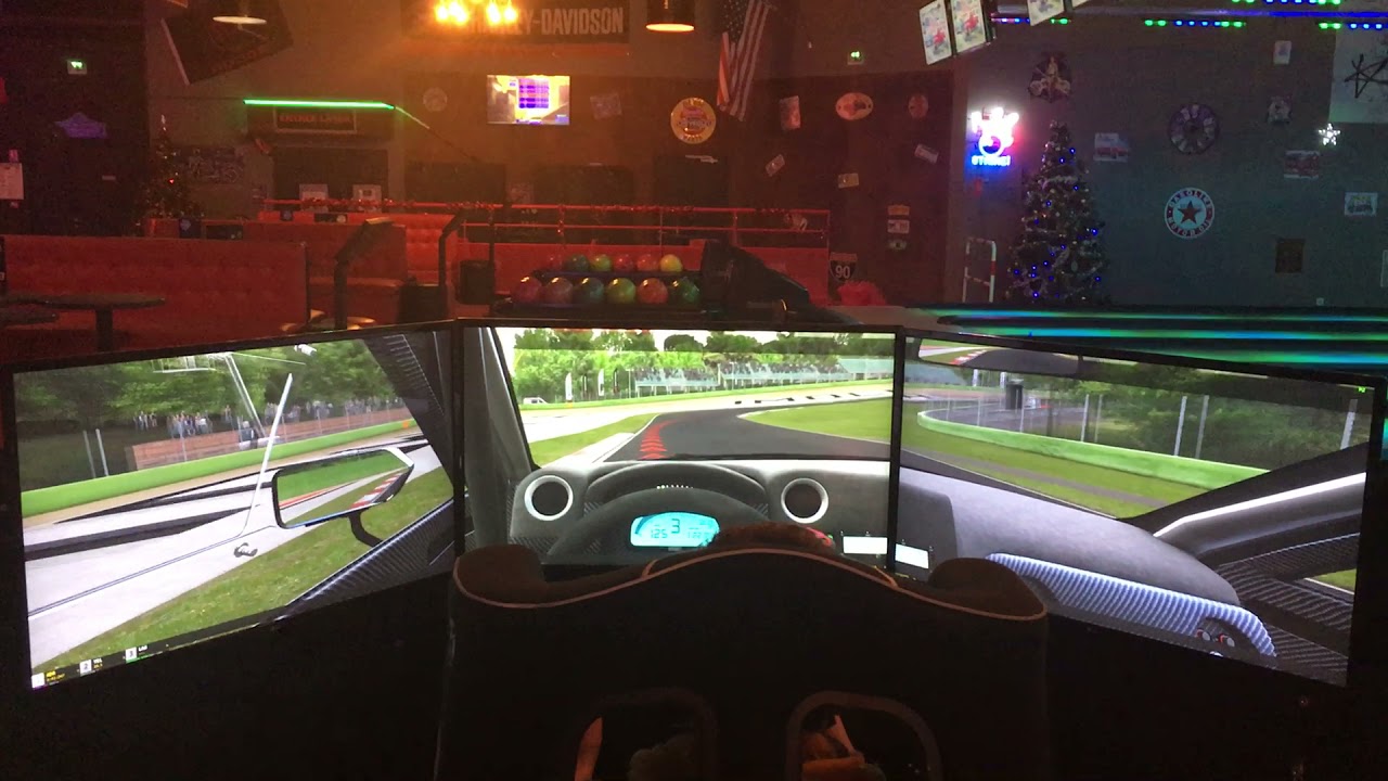 Mon pote joue a asseto corsa avec le volant et les pédales