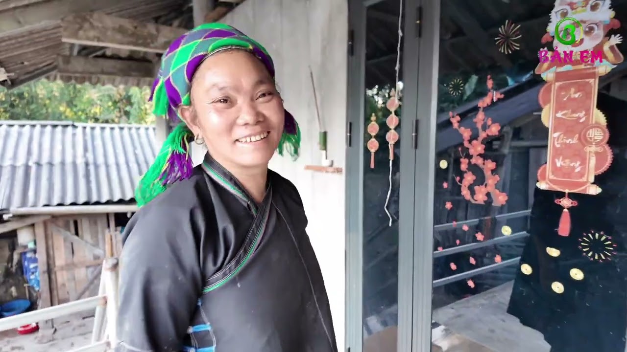 Phát Lì Xì Ngày 30 Tết Cho Đại Gia Đình Đón Giao Thờ . Phần Quà Cho Cả Bản 