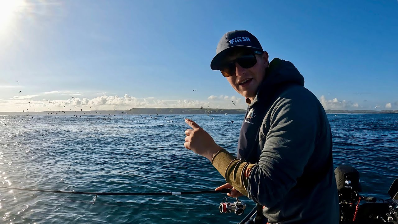 Рыбалка с надувной лодки в огромном количестве кормов в Корнуолле