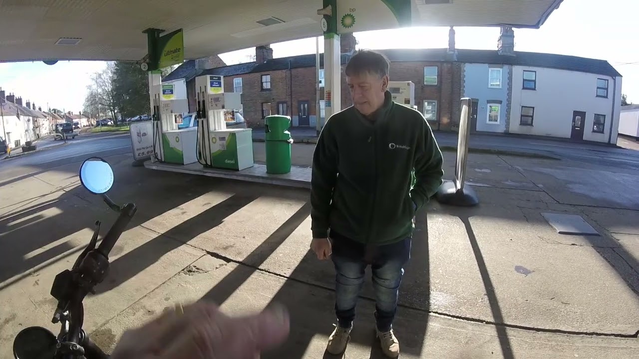 Raceway - BP fill the tank £12.59. Customer saw Guerrilla, was impressed by colurway on Gloria 😃