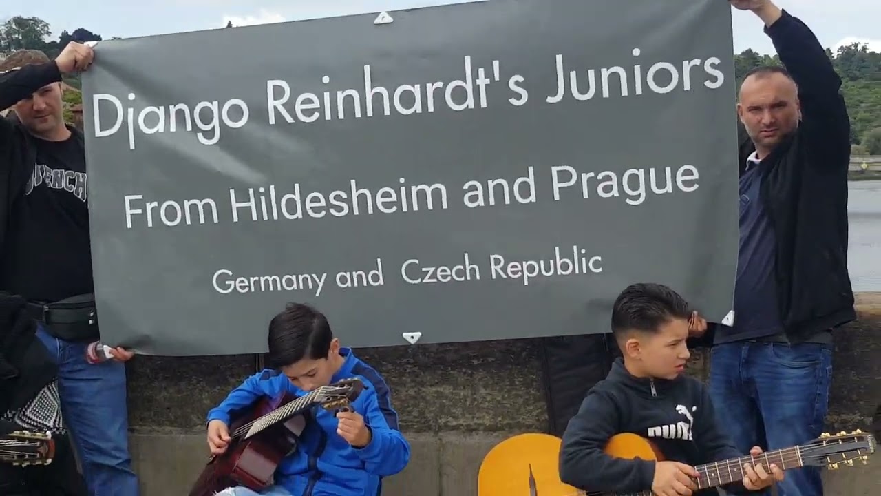 Django Reinhardt's Juniors (Hildesheim/Prag) Präsentation der Sinti-Musikkultur in Prag-Karlsbrücke