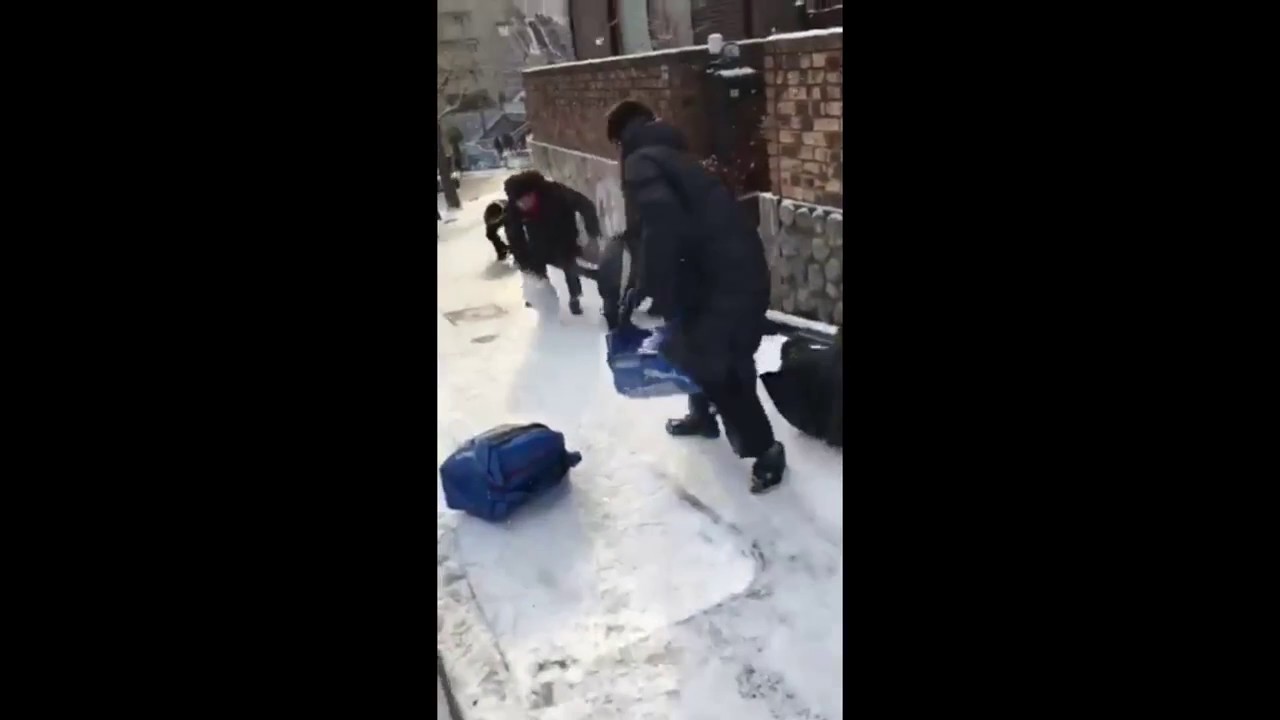 Twitterで話題雪で滑る高校生がカオスすぎる笑