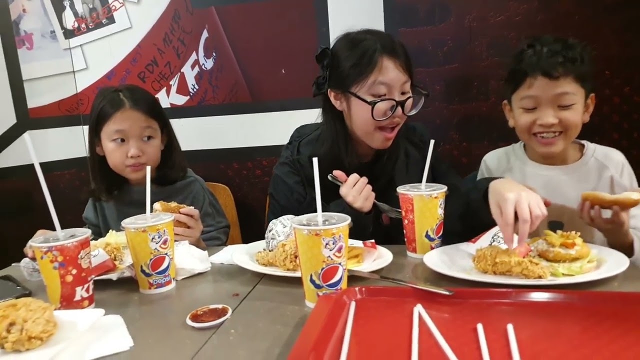 Tiết mục bạn nào cũng thích đó là ăn Gà Rán KFC, Uống Cocacola Ăn Bánh Humberger Ngon tuyệt Vời