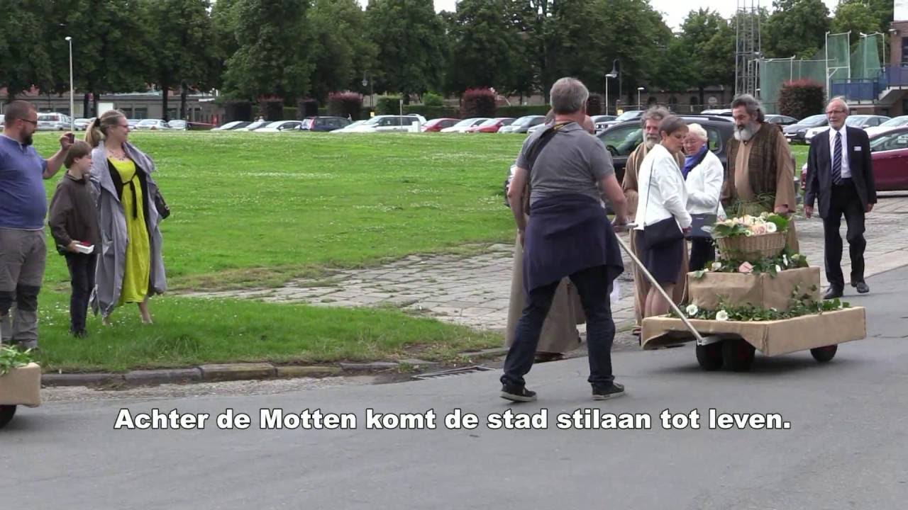 De laatste loodjes voor de start van de Kroningsprocessie