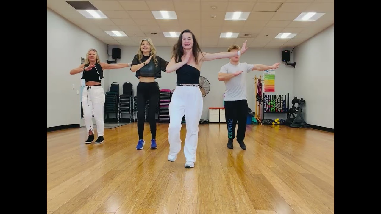 Bhangda Pa #vishaldadlani #divyakumar #aseeskaur #zumba #danceworkout #bhangra #bhangradance #zin 