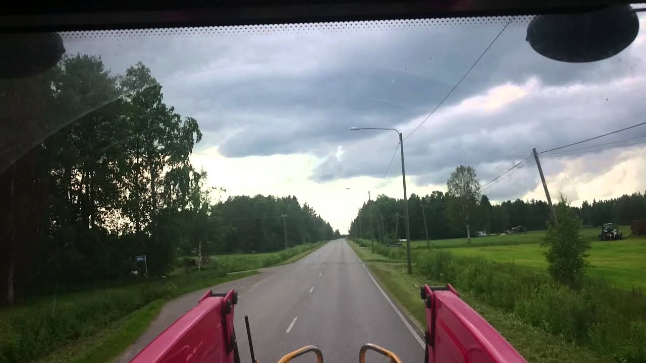 Vankkurikärryllä paalien kuskausta