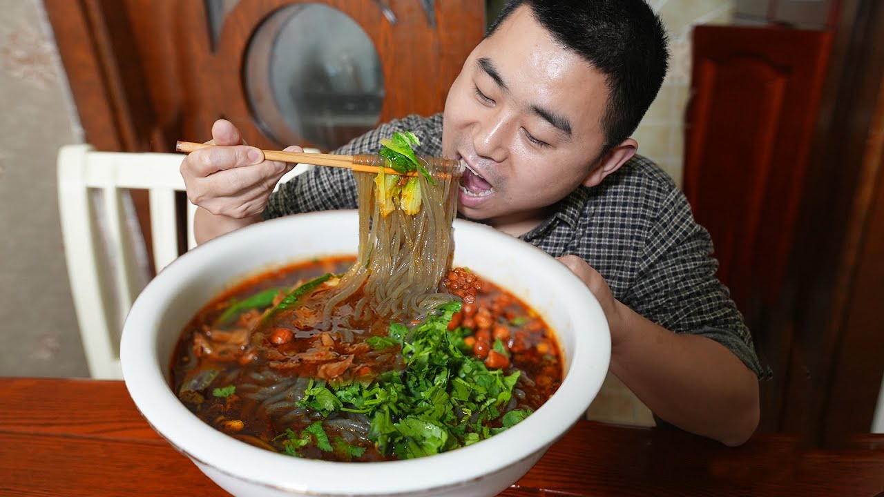 【超小厨】正宗红薯粉做&ldquo;酸辣粉&rdquo;，配酱香鸭头，超大饭盆，嗦起来超安逸！