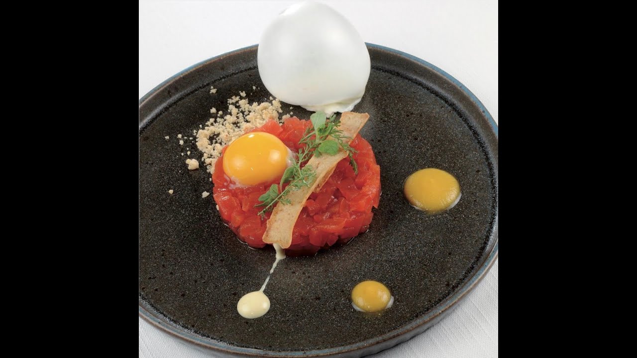 Tartare di pomodoro con maionese alla senape, tuorlo d'uovo in olio cottura e basilico greco.