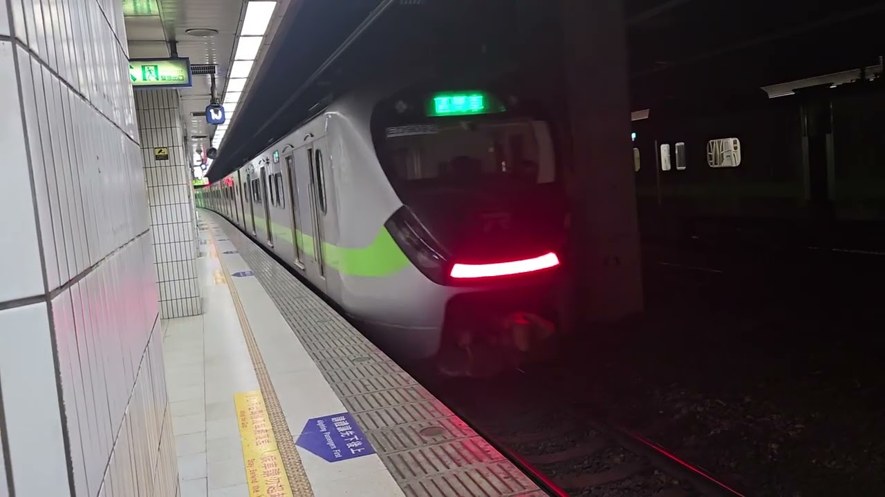 2253次基隆發車經由山線開往嘉義的銀綠色微笑號EMU900型十輛一編組EMU909區間車，和4234次樹林發車經由宜蘭線開往福隆的銀綠色微笑號EMU900型十輛一編組EMU904區間車