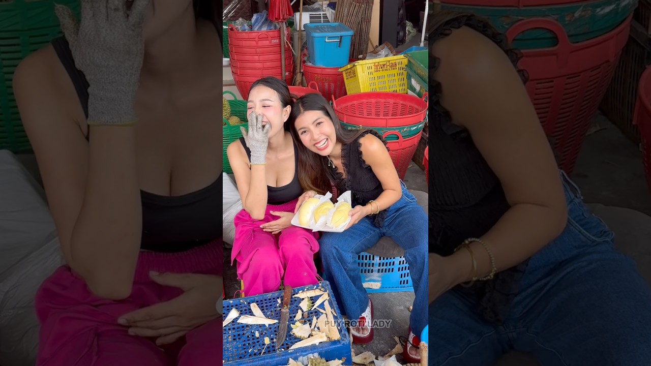 A beautiful girl who's a durian peeling expert. - Thai Street Food #shorts