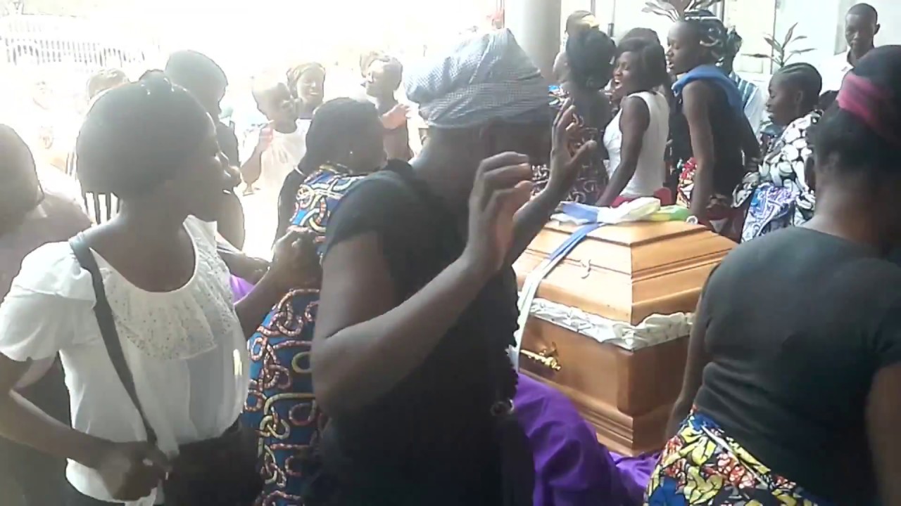 Ambiance festive lors d'une cérémonie funéraire à Pointe-Noire, au Congo