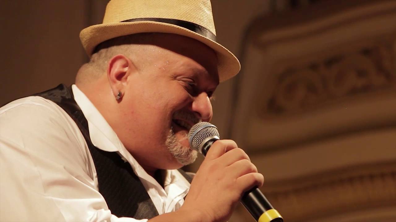 Junior Karrerah interpretando Porto solidão.