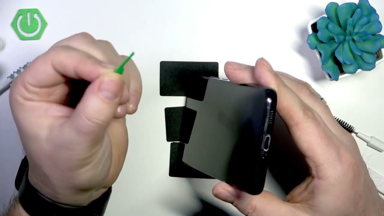 SAMSUNG Galaxy S22+ 5G 充電ポート（USB-C）の安全な掃除方法