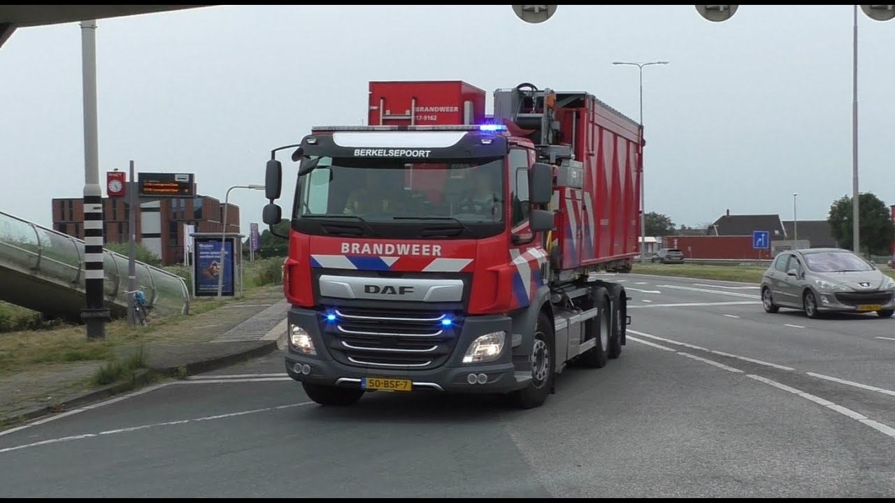 Haakarmvoertuig Brandweer Berkelse Poort met spoed naar een brandende perscontainer in Bleiswijk