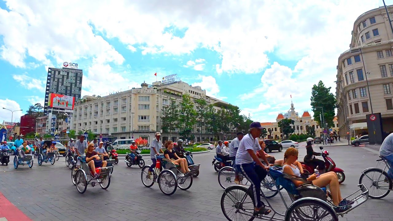SÀI GÒN NÁO NHIỆT NHỘN NHỊP KHÁCH TÂY VIỆT KIỀU ĐỔ VỀ  , VIỆT KIỀU NGỠ NGÀNG SÀI GÒN NGÀY NAY 