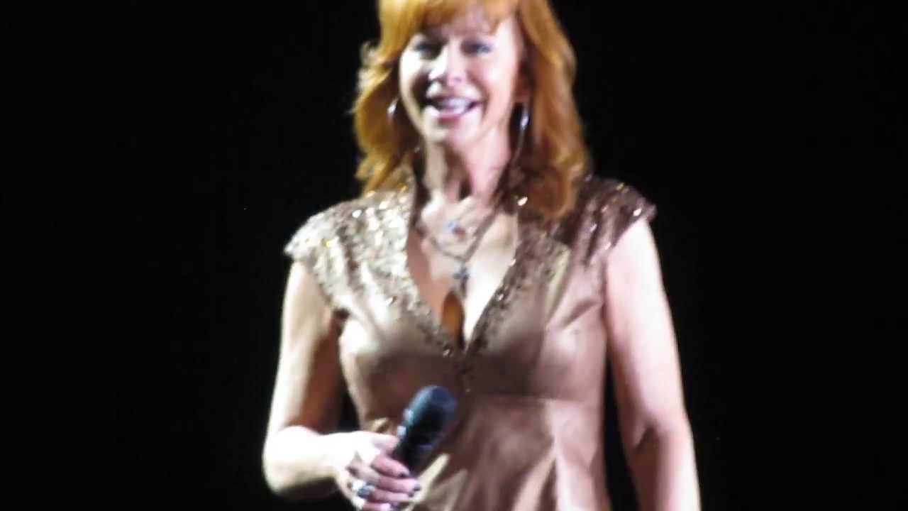 Because of You with Kelly Clarkson, Daughter-in-Law Intro - Reba (Live in Oshawa, ON)