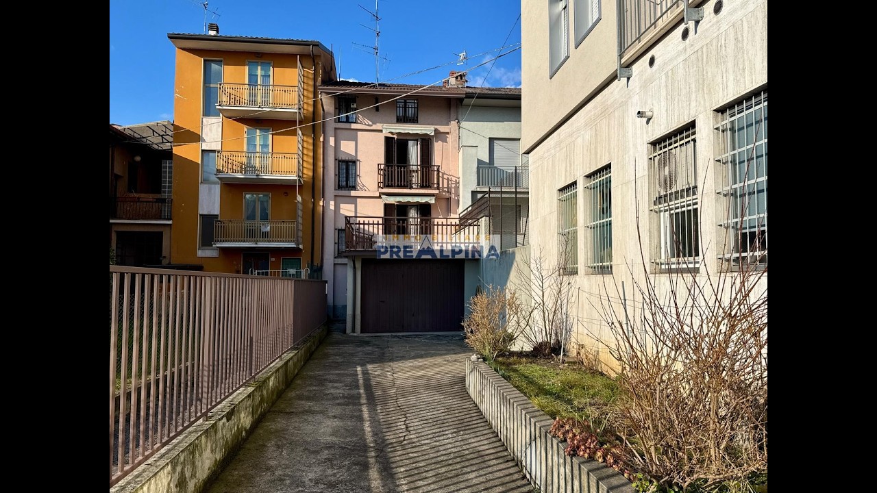 Casa indipendente con spazi esterni e box