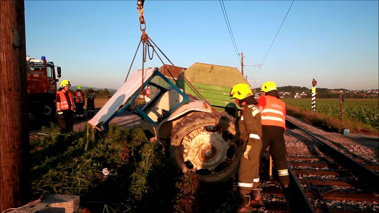 FF Alkoven: Zug zerfetzt Traktor (24.9.2011)