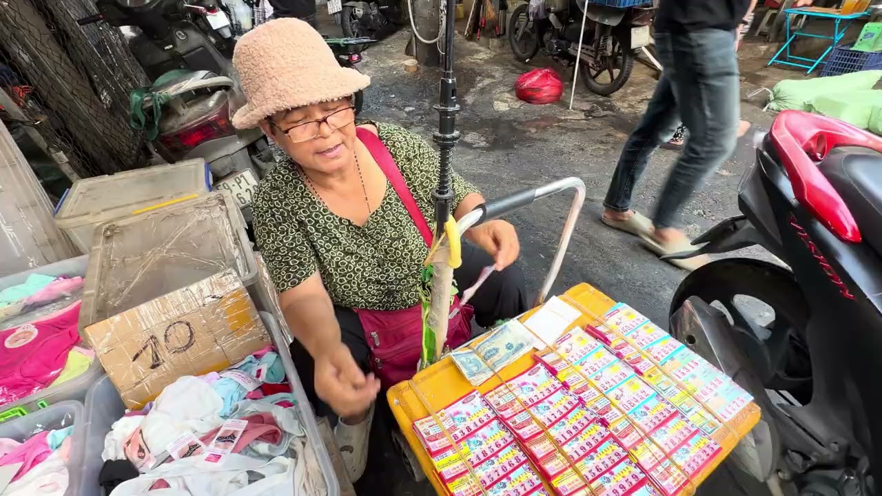 Hôm nay em ra chợ gần nhà em vui quá đi thôi chợ bán đồ tết 