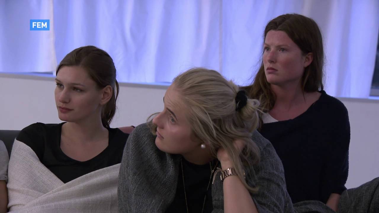 Jentene diskuterer uenigheter
