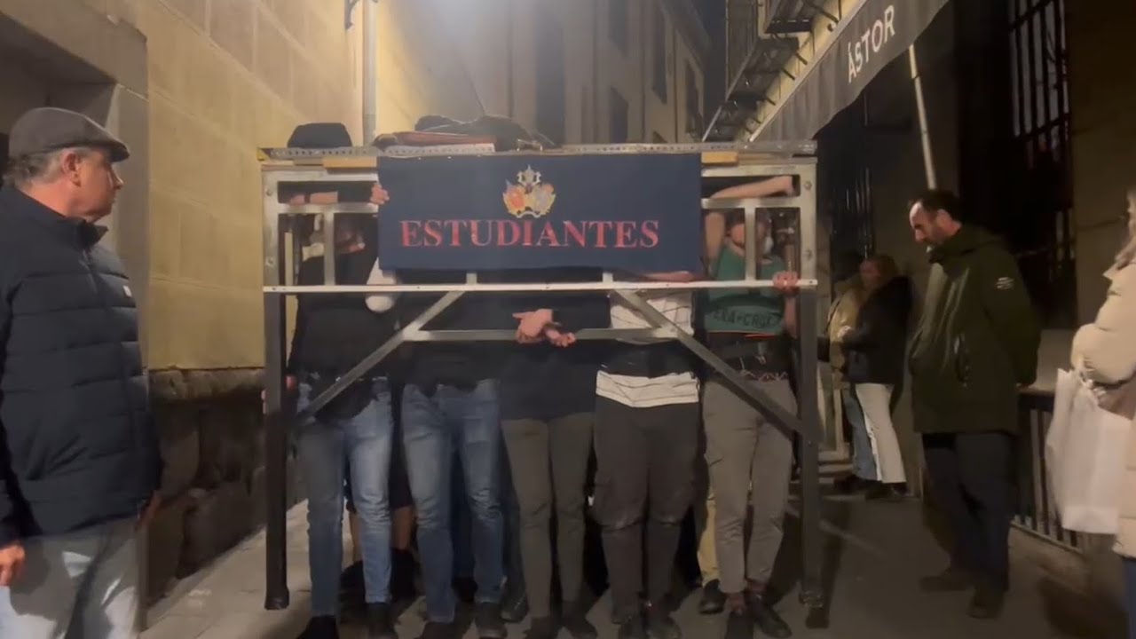 Ensayo de la cuadrilla de costaleros de María Stma Inmaculada Madre de la Iglesia ( Los Estudiantes)