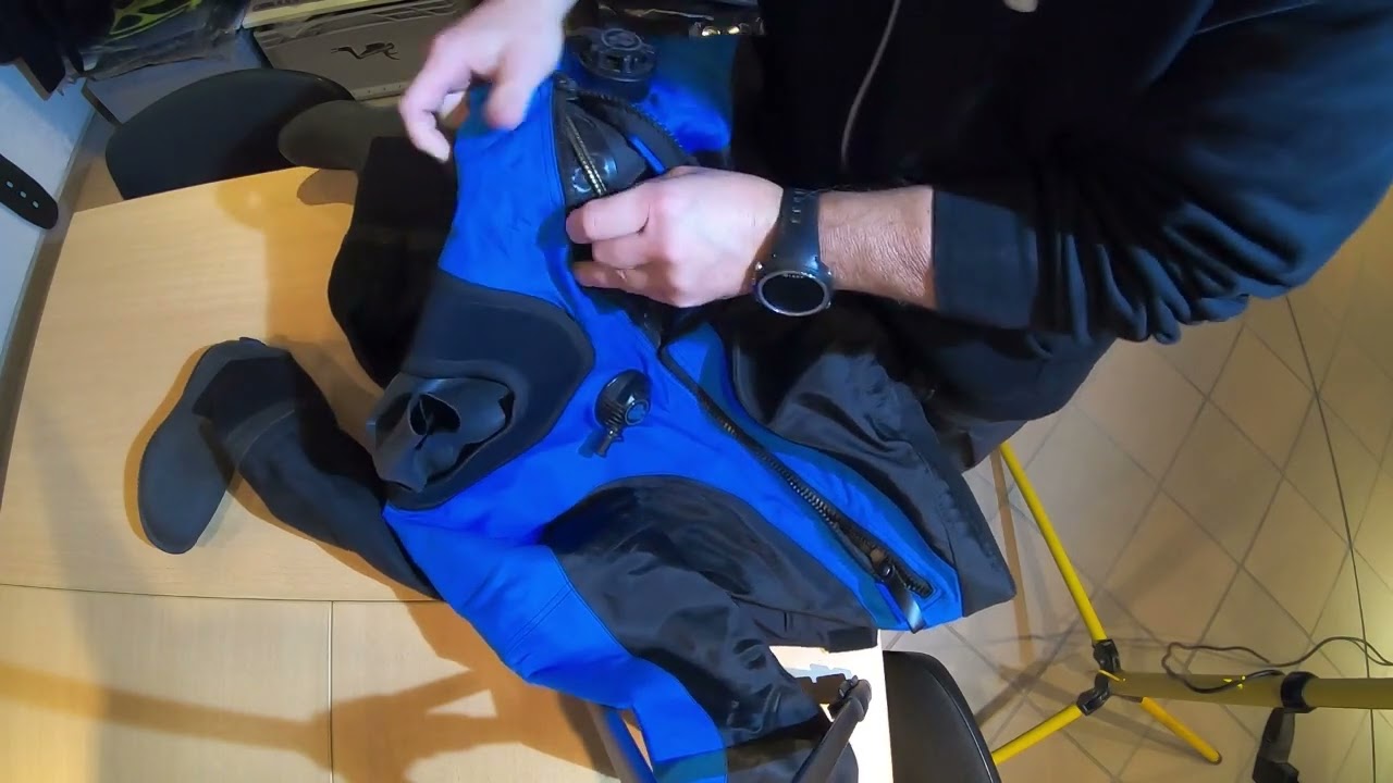 Ich überprüfe meinen Trockentauchanzug
