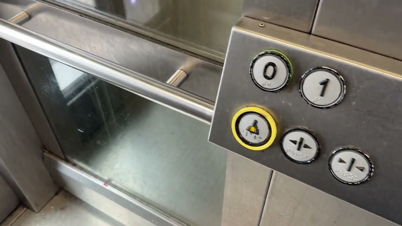 Schindler Aufzug am Bahnhof Opladen in Leverkusen