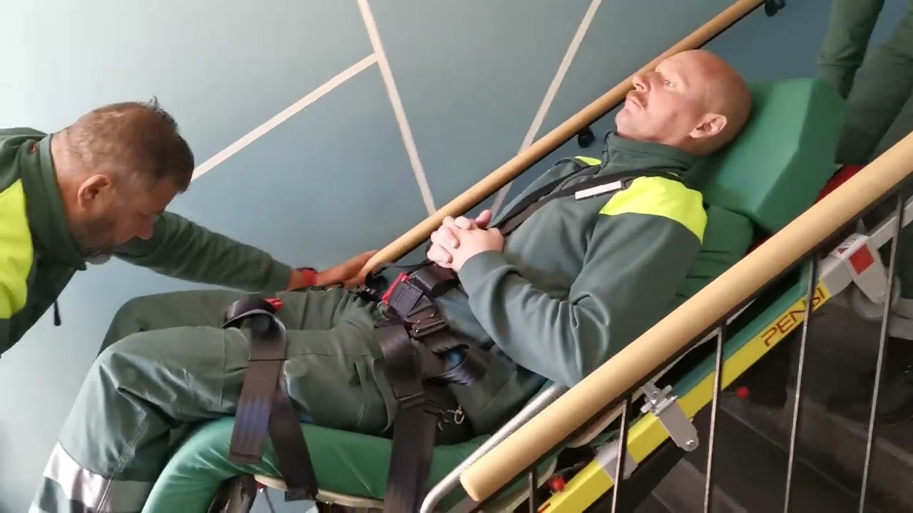 Pensibår i trapp med trappcylinder. Träning/utbildning RJH.