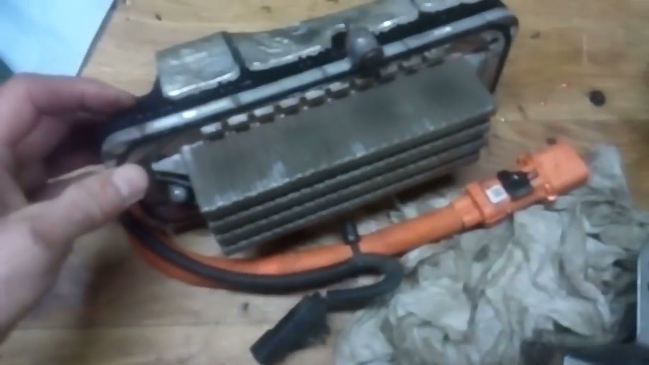 Ford Fusion Hybrid. Antifreeze leak from the electronic unit. Течь антифриза из электронного блока.