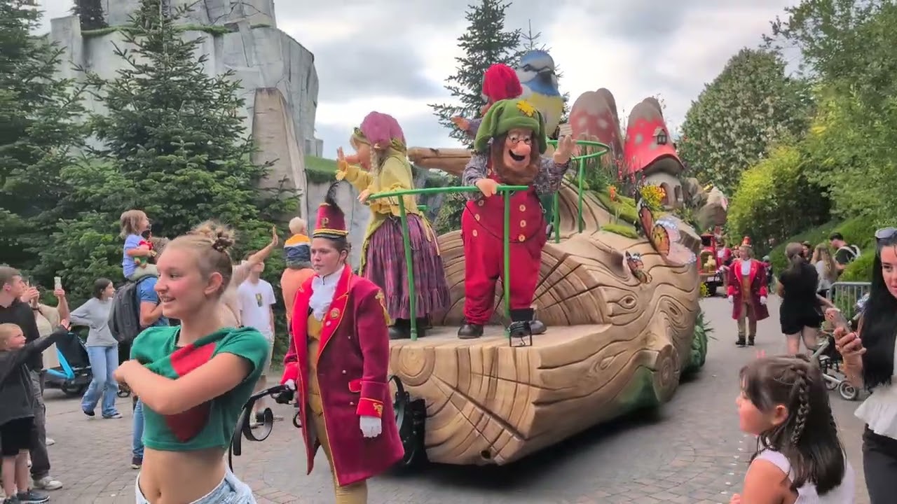 Plopsaland Belgium 25 Celebration Parade met Koning Plopsa 