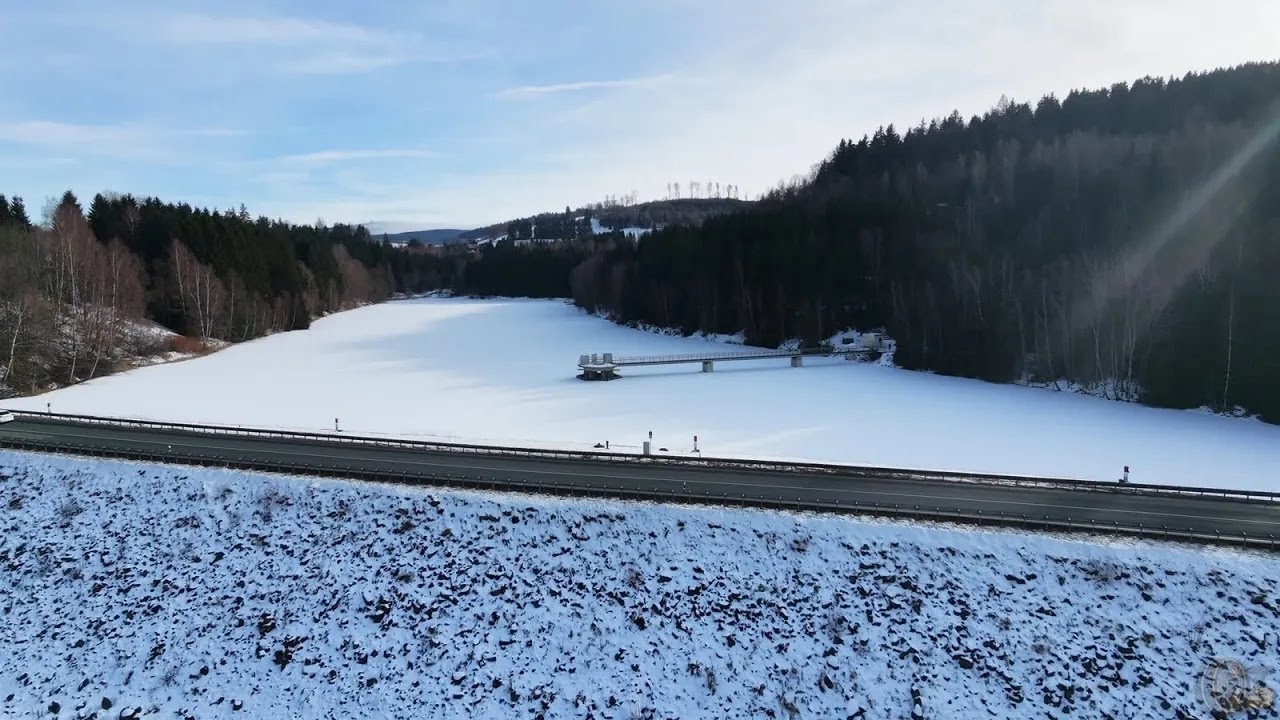 Eislandschaft bei Schönheide – gefroerens Vorbecken Rähmerbach aus der Luft