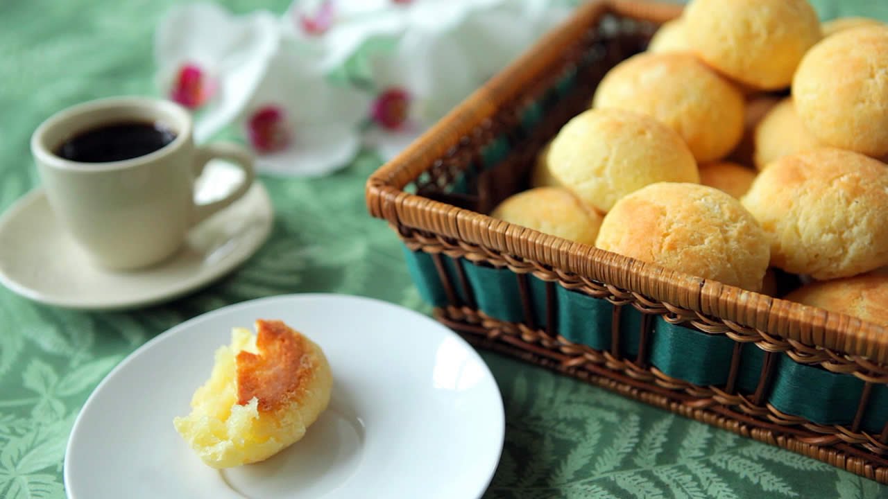 Brazilian Cheese Puffs (Pão de Queijo)