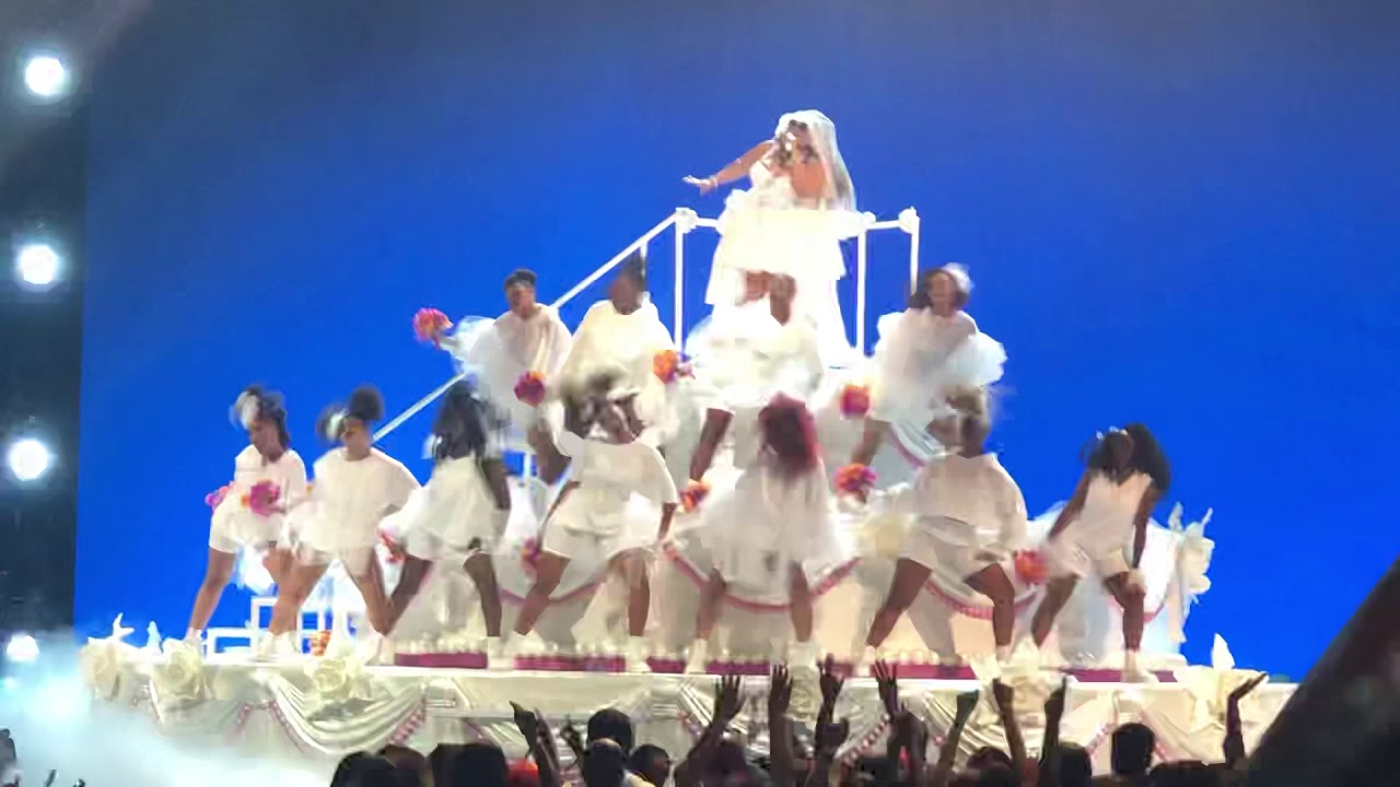 LIZZO sings TRUTH HURTS live at the BET awards 2019