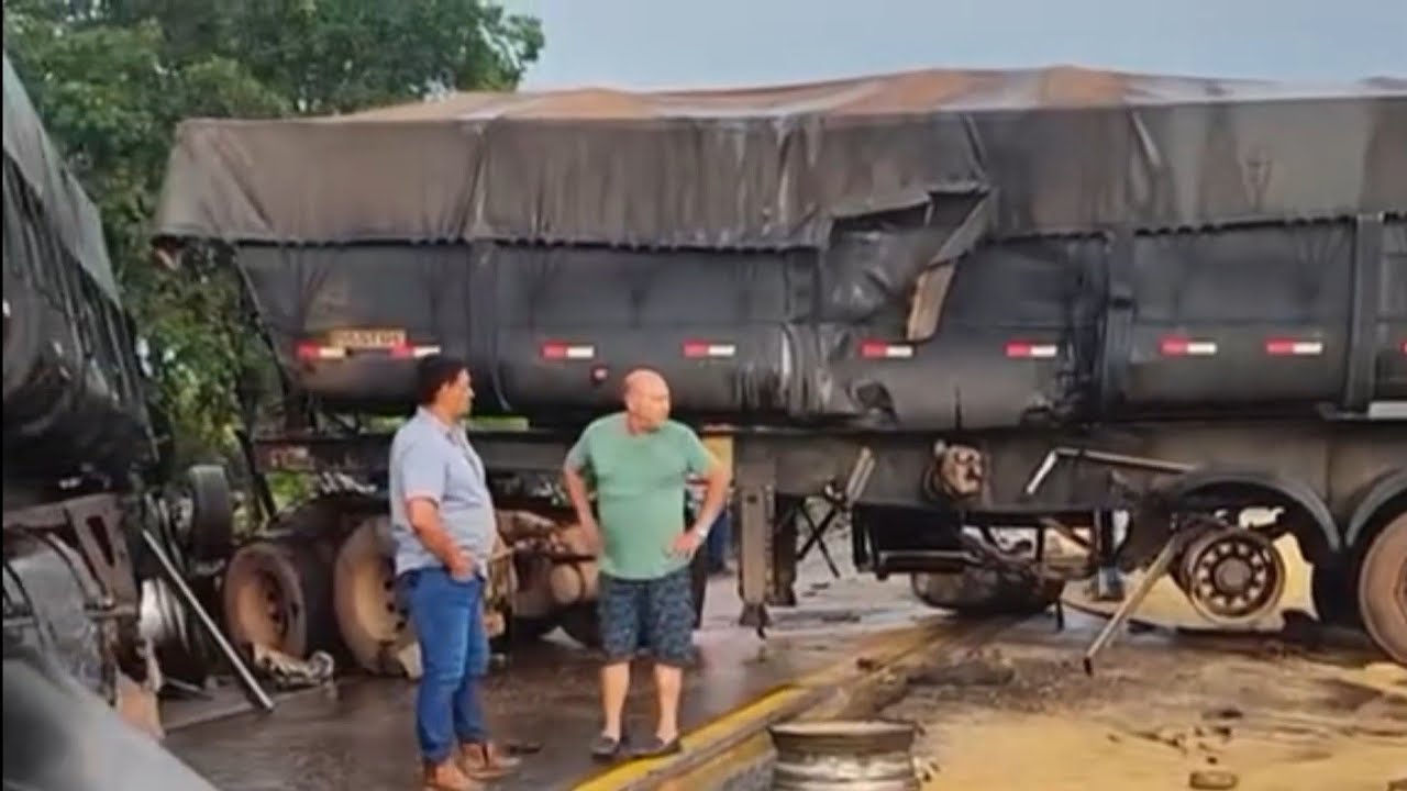 Laka beruntun truck trailer volvo fh16 muatan 60 ton  jagung