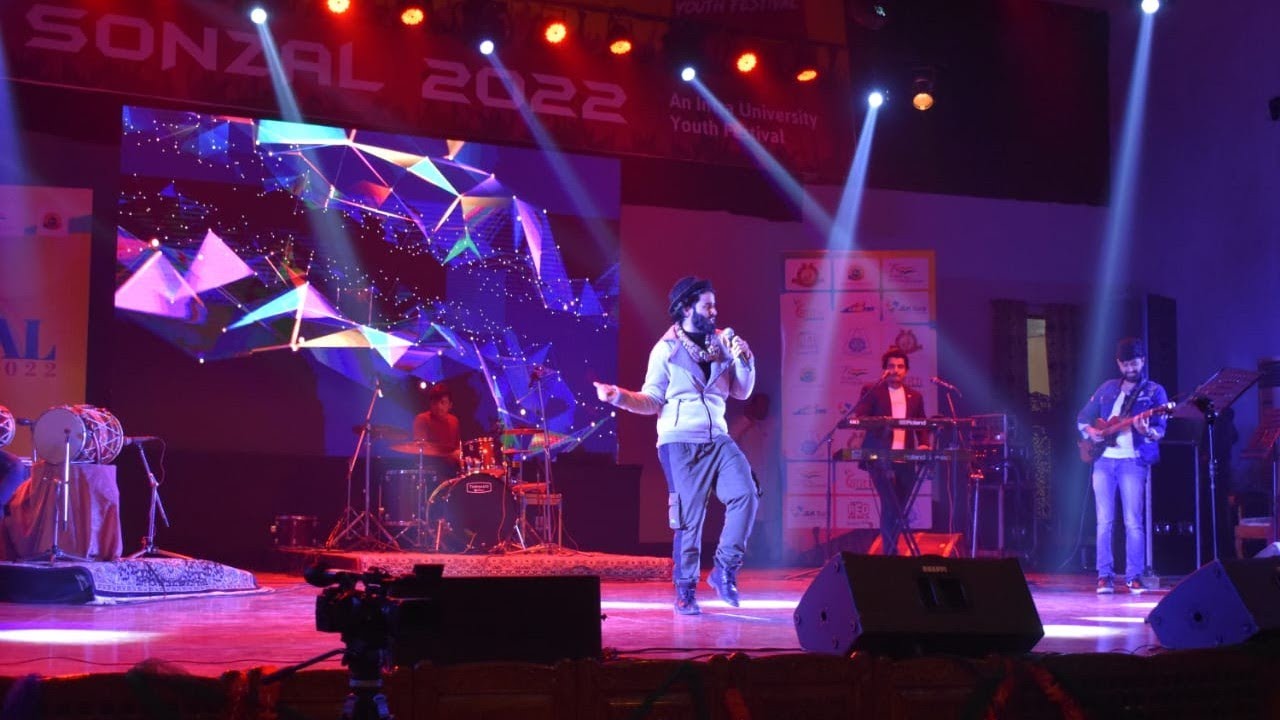 GULABI  AANKHEN | BY | MUNAZIR MEHRAJ | | LIVE AT UNIVERSITY OF KASHMIR #SONZAL 2022