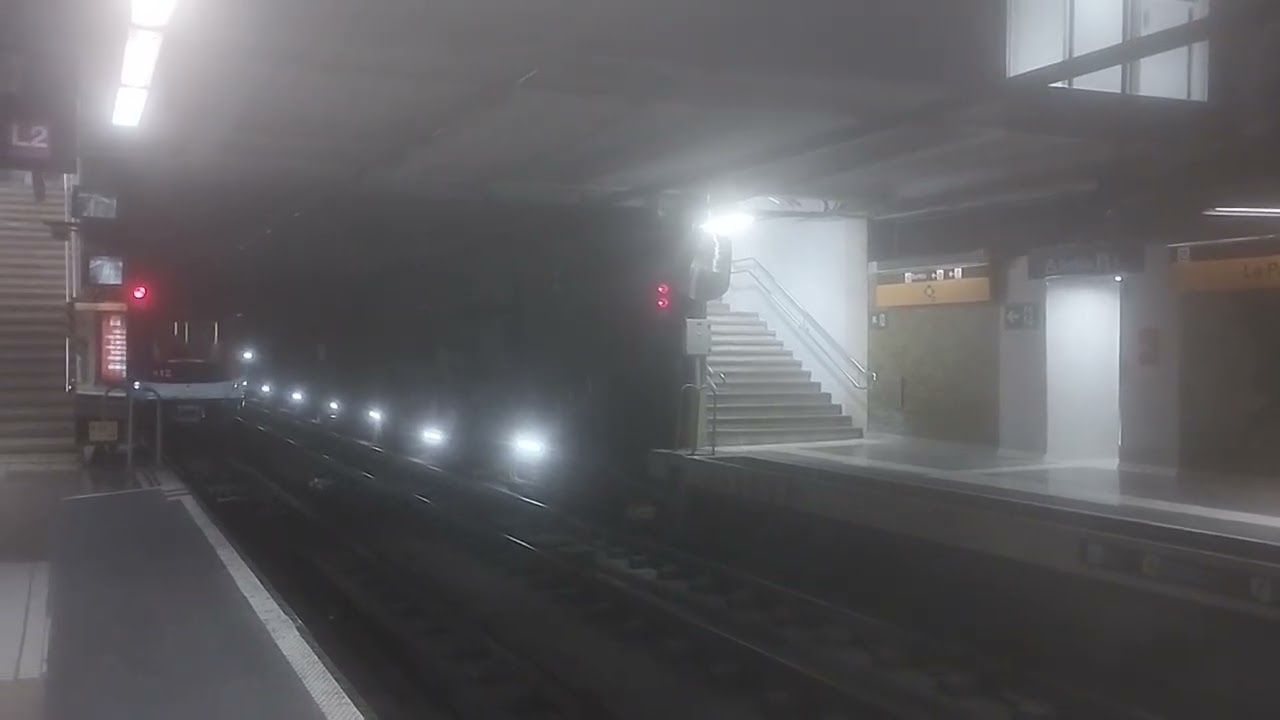 TMB UT 9105 en la L4 del Metro de Barcelona entrando en La Pau hacia Trinitat Nova