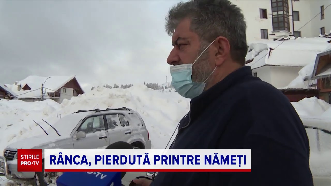 Cabanele din Rânca, „înghițite” de nămeți de câțiva metri înălțime. Oamenii ies din case pe schiuri