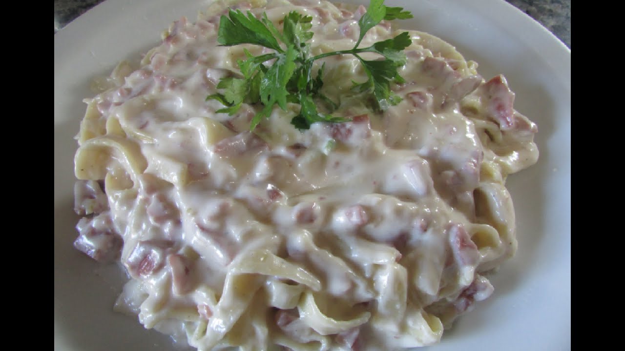 Macarrão ao molho branco com calabresa