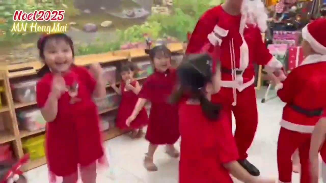 Bé vui Noel 2025
