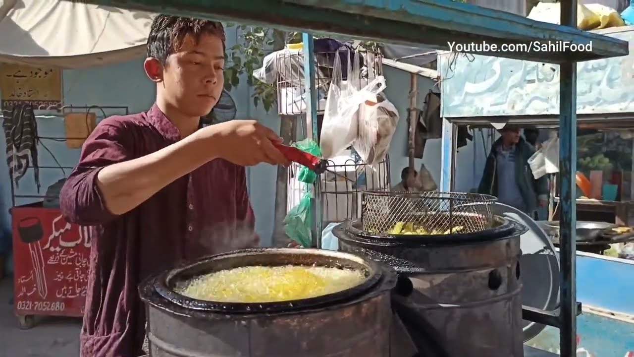 12 Years Old Kid Selling FRENCH FRIES | Hardworking Young Businessmen | Street Food Karachi