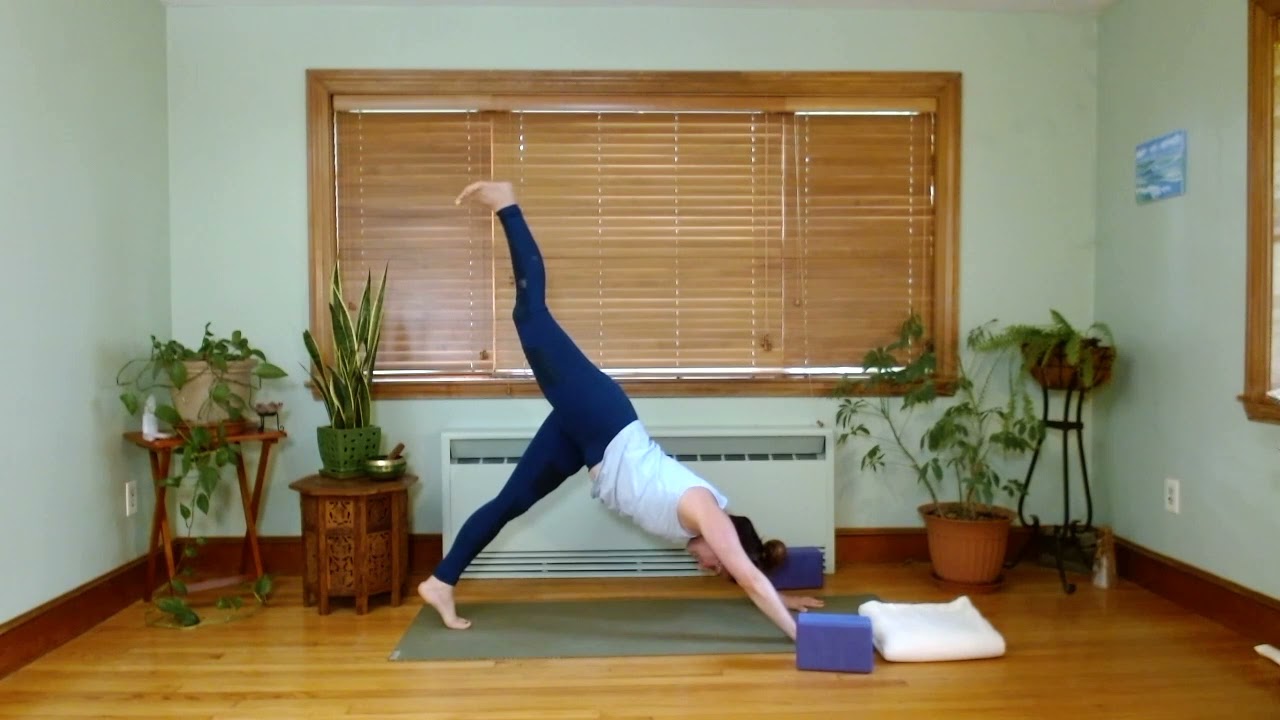 Autumn Equinox Yoga - Breath Work, Yoga Flow, and Rest (31 Minutes)