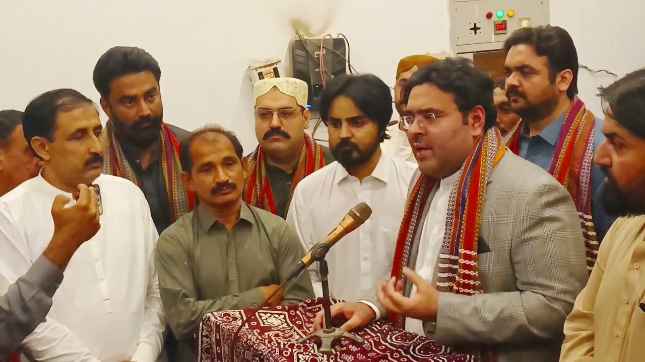 قبلا مخدوم محبوب الزمان سائين جن سعيد آباد راهو هائوس ۾ خطاب ڪري رهيا آهن